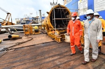 Recorrido en la plataforma de Esah-A. Foto @Pemex