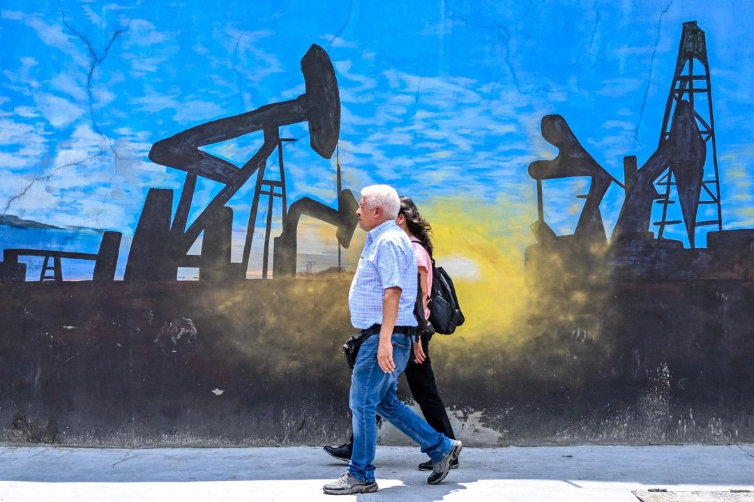 El Brent se encaminaba a su peor caída porcentual desde el 1 de agosto de 2022, y el WTI a la peor desde el 11 de julio de 2022. En la imagen, un mural de una bomba de petróleo en Caracas, el 31 de marzo de 2025. Foto 