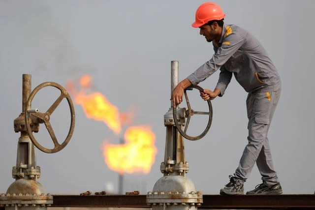En imagen de archivo, un trabajador iraquí en una refinería de Nasiriya. Foto Afp