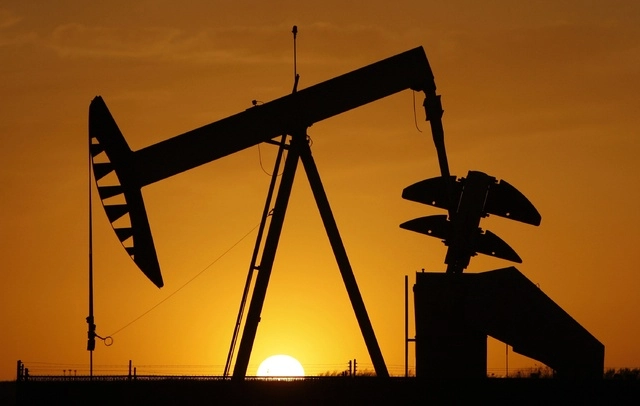 El barril de petróleo West Texas Intermediate, referencia para Estados Unidos, terminó este miércoles en su cotización de cierre más baja desde diciembre de 2021, en un mercado agitado por las turbulencias en el sector bancario. La imagen de archivo, en Oklahoma. Foto Ap
