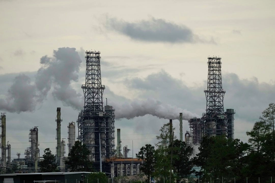 El crudo cotizó a la baja durante la mañana, pero aceleró sus pérdidas después de que Wall Street abriera en rojo. En la imagen, una refinería en Luisiana, el 7 de abril de 2025. Foto 