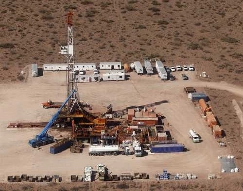 Vaca Muerta, que aloja la segunda reserva de gas no convencional del mundo y la cuarta de petróleo, es la esperanza de Argentina para revertir un importante déficit en la balanza comercial energética. Foto Reuters/ Archivo 