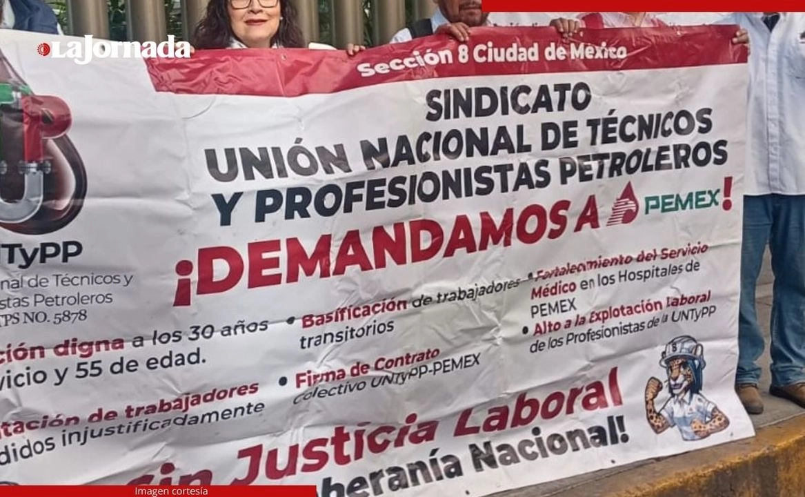 Trabajadores organizados en la UNTyPP realizaron un mitin a las afueras de la torre de Petróleos Mexicanos 