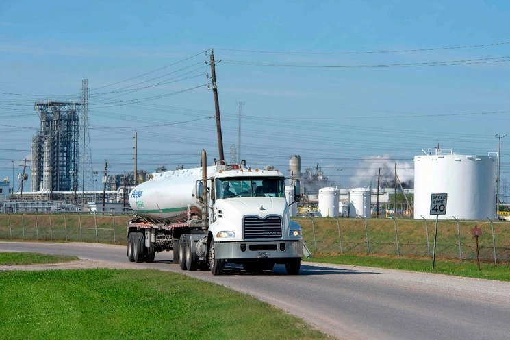 Un camión pasa por la refinería de petróleo Phillip 66 en Texas, Estados Unidos. Foto Afp