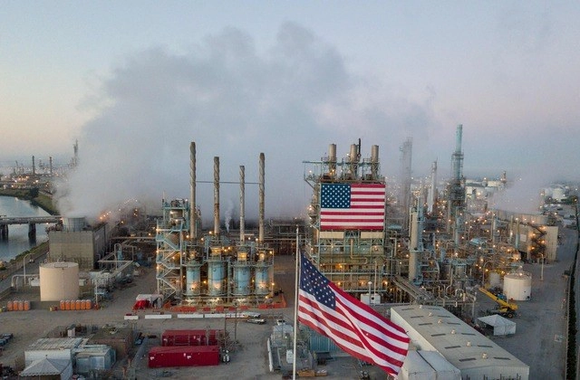 Refinería en Los Ángeles, California. Foto Afp