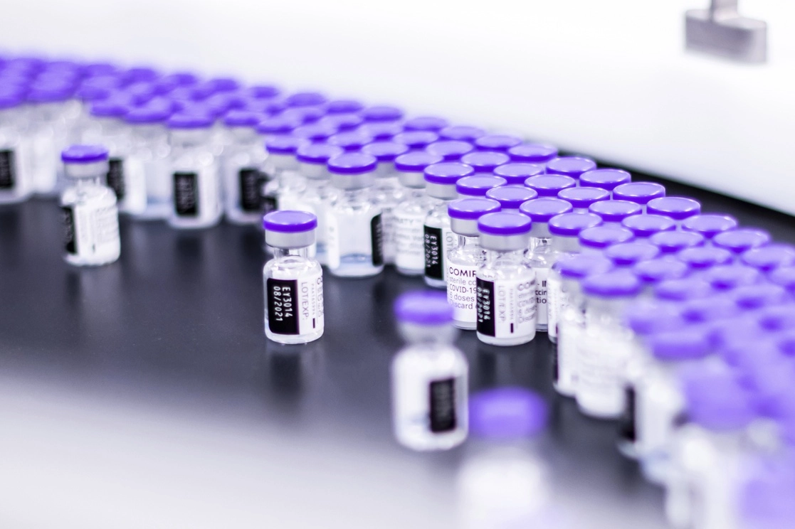 La farmacéutica Pfizer señaló que su vacuna ofrece protección contra las variantes del coronavirus que se propagan rápidamente por el mundo. Foto Ap