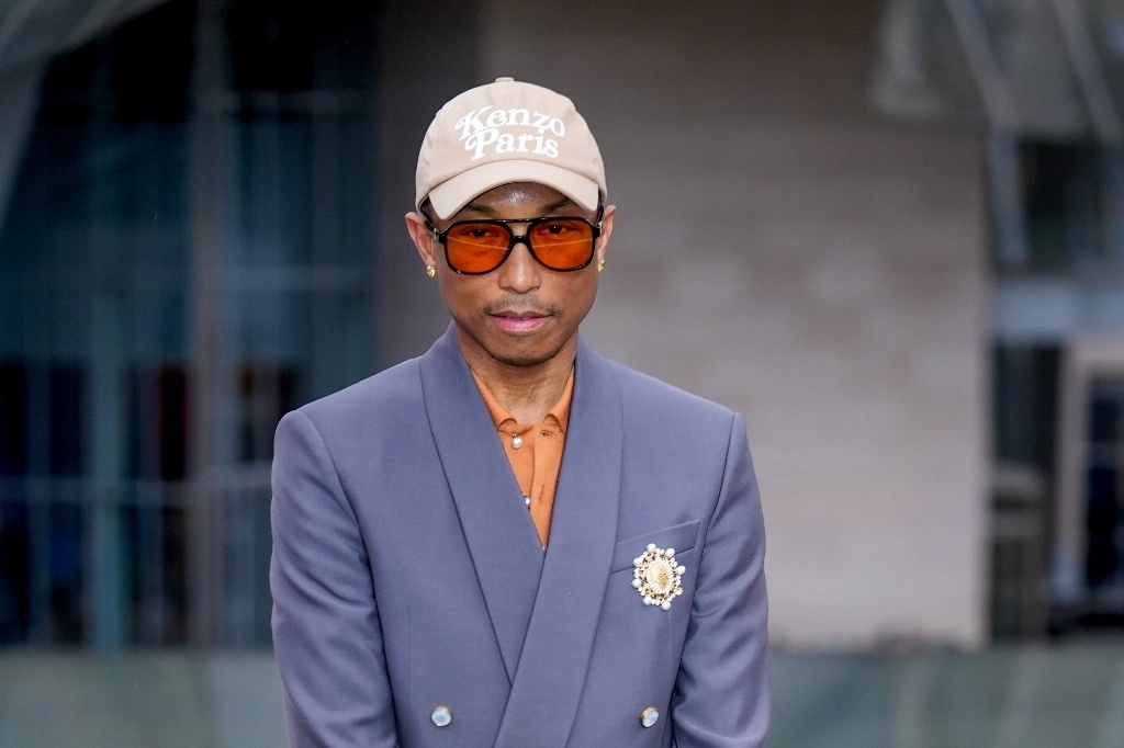 El cantante y productor, Pharrell Williams, fue anfitrión de un evento de Louis Vuitton en París, la víspera de la inauguración de los Juegos Olímpicos. Foto Ap