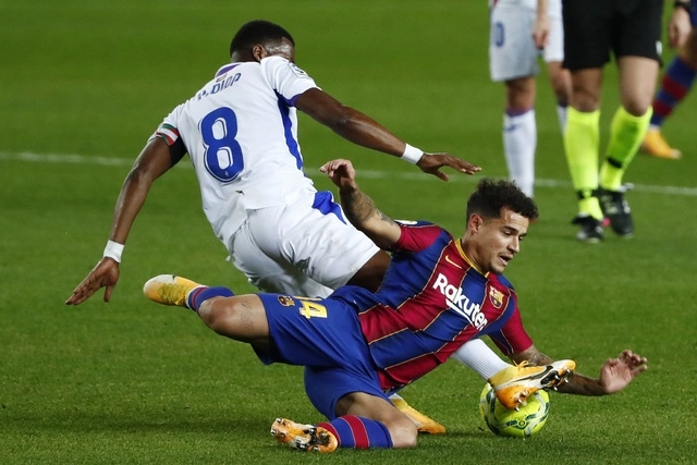 En 2018, Barcelona pagó al Liverpool 192 mdd para adquirir al jugador brasileño Philippe Coutinho. Foto Ap
