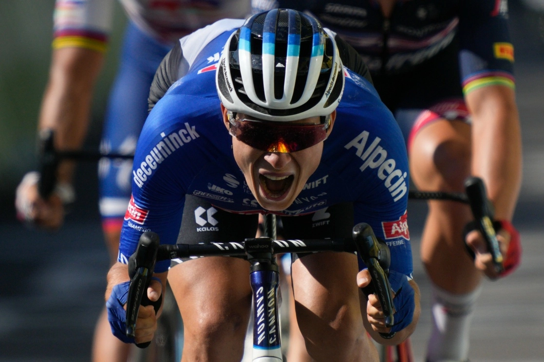 Jasper Philipsen de Bélgica se impuso en el ‘sprint’ final de la jornada 15 del Tour, el 17 de julio de 2022. Foto Ap
