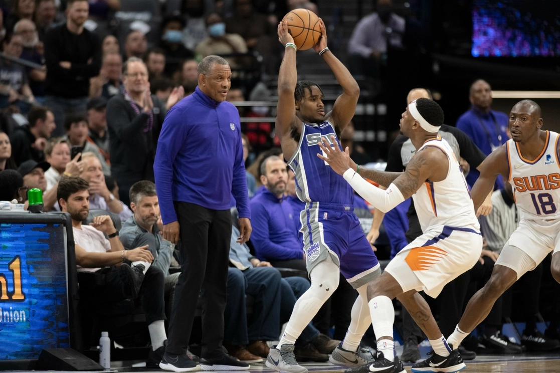 Landry Shamet conectó un triple con 31 segundos restantes del tiempo extra por los Suns luego de haber errado un tiro de larga distancia. Foto Ap