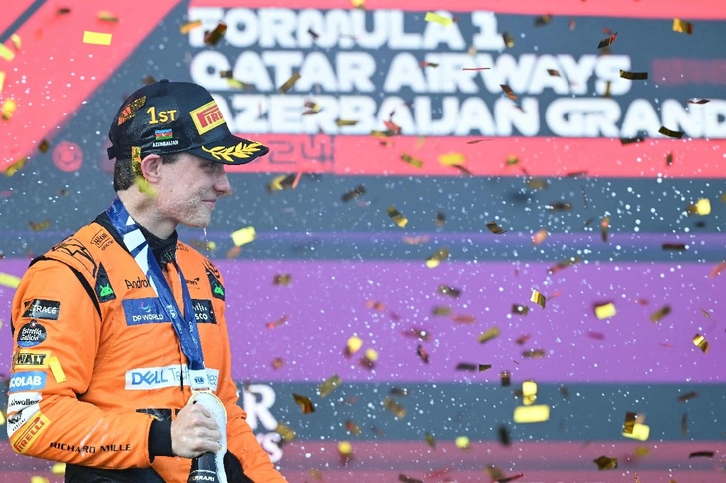 Oscar Piatri de la escudería McLaren se llevó el primer lugar del GP de Azerbaiyán; el podio fue completado por el monagesco Charles Leclerc y por Lando Noris. Foto Afp