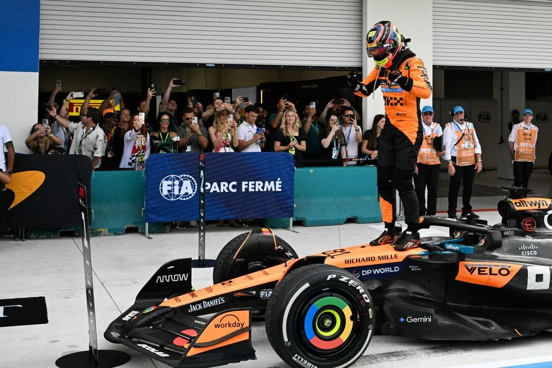 El piloto australiano de McLaren, Oscar Piastri, celebra tras ganar el Gran Premio de Fórmula Uno de Miami 2025 en el Autódromo Internacional de Miami en Miami Gardens, Florida, el 4 de mayo de 2025. Foto 