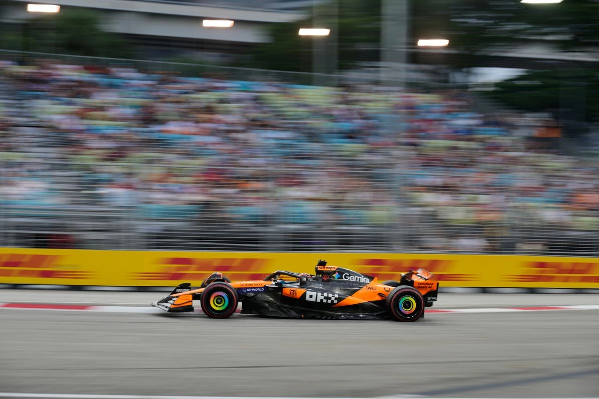 El piloto australiano de McLaren, Oscar Piastri, durante la primera sesión de prácticas del Gran Premio de Singapur, en el circuito de Marina Bay, el 3 de octubre de 2025. Foto 