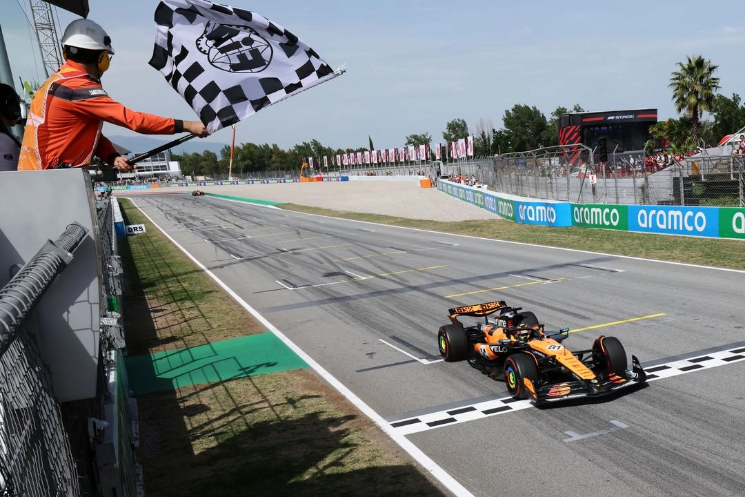 El piloto australiano de McLaren, Oscar Piastri, cruza la meta para ganar el Gran Premio de España en el circuito de Cataluña, el 1 de junio de 2025. Foto Albert Gea / Pool Photo vía 