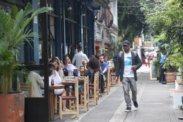 El avance de la economía mexicana de abril a junio fue impulsado por el sector servicios. Foto Luis Castillo/Archivo