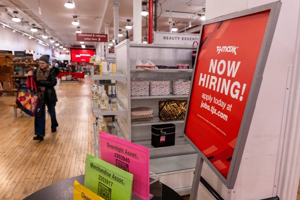 Un cartel que ofrece empleo se muestra en una tienda minorista en Manhattan. Foto Afp