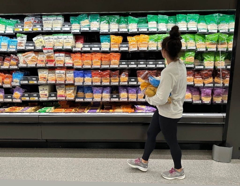 El consumo sigue siendo el motor del crecimiento en la mayor economía del mundo y representa más de dos tercios del PIB. La imagen, en un supermercado de la cadena Target, en Colorado, en octubre de 2023. Foto Ap.