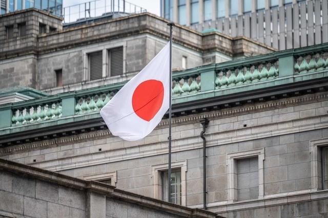 La bandera nacional japonesa se ve en el Banco de Japón. Foto Afp
