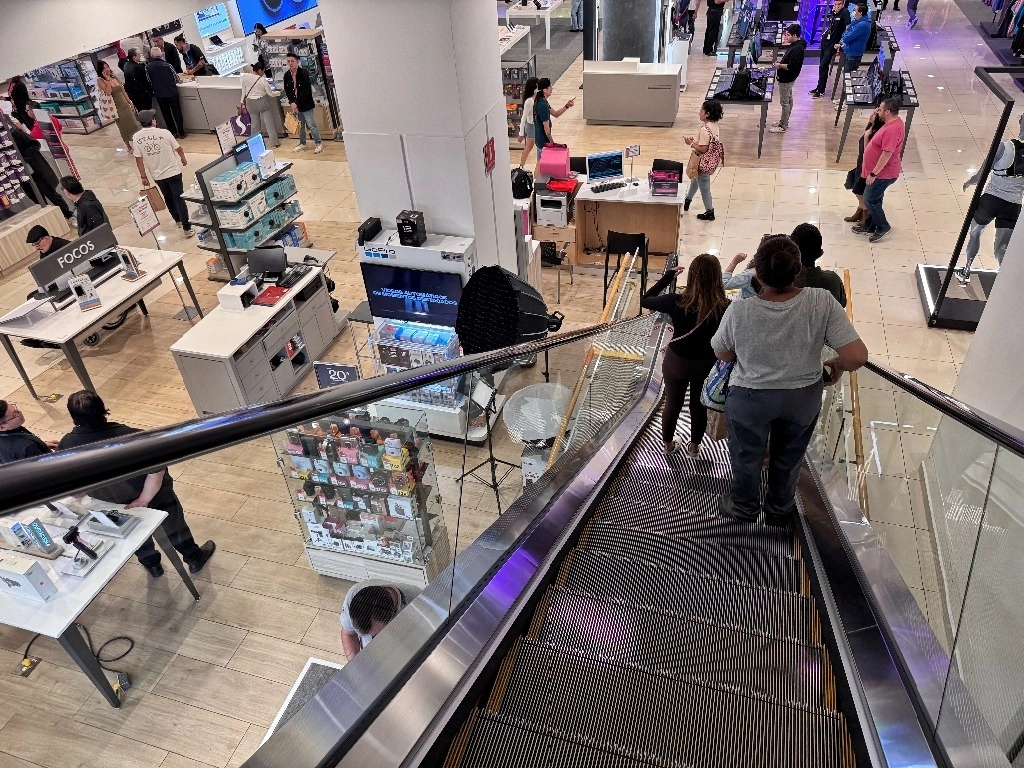 Compras en un centro comercial de la Ciudad de México, el 16 de febrero de 2025. Foto Marco Peláez