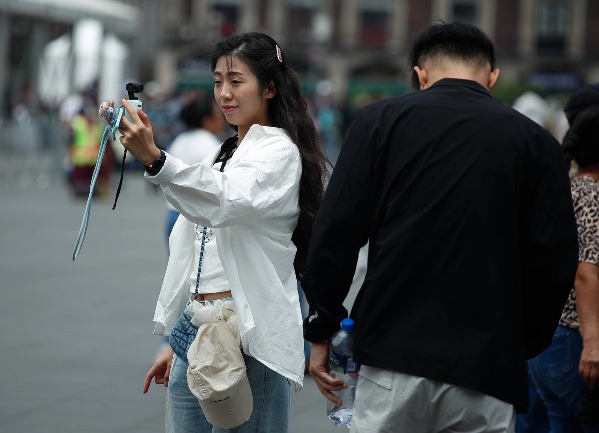 Turistas pasean por las calles del Zócalo de la Ciudad de México, el 27 de agosto de 2025. Foto 

