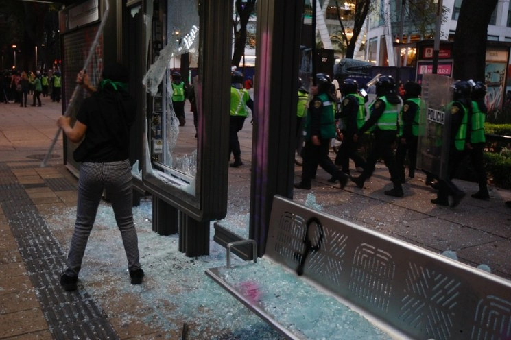 Comercios del Centro Histórico de la CDMX piden a grupos de mujeres que no dañen el mobiliario de sus locales. Foto Cristina Rodríguez
