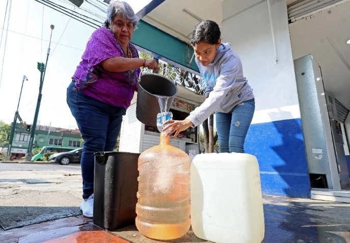 En el encuentro que se realizó en el Sacmex,  subrayó la necesidad de coordinar la 
distribución de pipas. Foto Roberto García Ortiz / archivo
