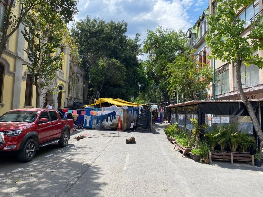El campamento ilegal fue instalado desde 2017, en la calle Roma, colonia Juárez. Foto cortesía Alcaldía Cuauhtémoc