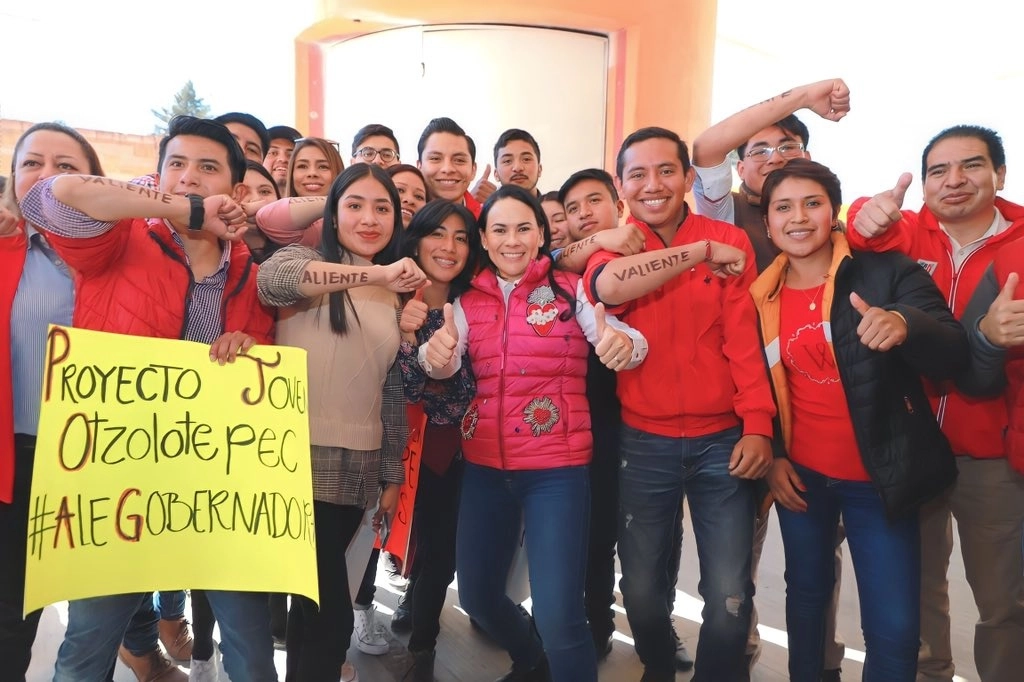 Alejandra del Moral con sus simpatizantes. Foto tomada de su perfil de twitter