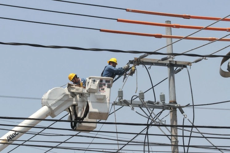 Trabajadores de la CFE realizan cambio de cableado en la CDMX. Foto Cuartoscuro