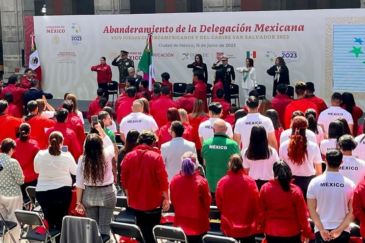El presidente Andrés Manuel López Obrador encabeza el abanderamiento de la delegación mexicana que participará en los XXIV Juegos Centroamericanos y del Caribe San Salvador 2023, en Palacio Nacional, Ciudad de México, el 15 de junio de 2023. Foto Luis Castillo