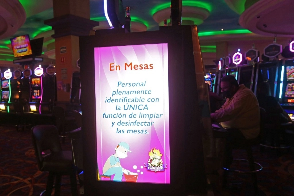 Diversos mensajes de prevención del coronavirus se muestran a lo largo de las instalaciones de un conocido casino de la ciudad de Guadalajara, tras su reapertura en agosto pasado. Foto Cuartoscuro 