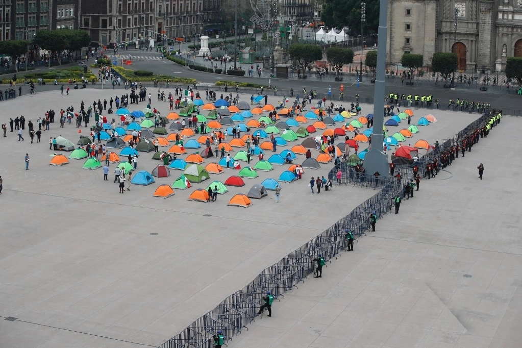 Instalación de campamento por parte de opositores al gobierno de López Obrador, en la plancha del Zócalo capitalino. Elementos de la SSC de la Ciudad de México resguardan el lugar para evitar enfrentamientos. Foto Víctor Camacho 