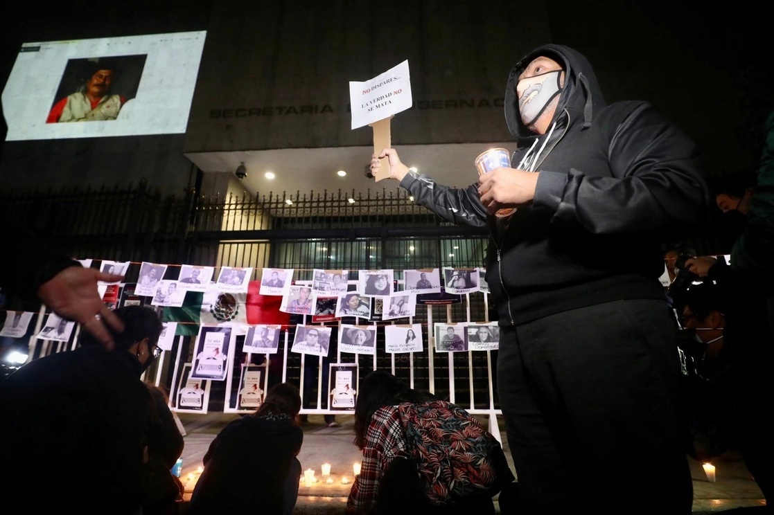Protesta contra el asesinato de periodistas frente a la Secretaría de Gobernación. Foto Luis Castillo / Archivo