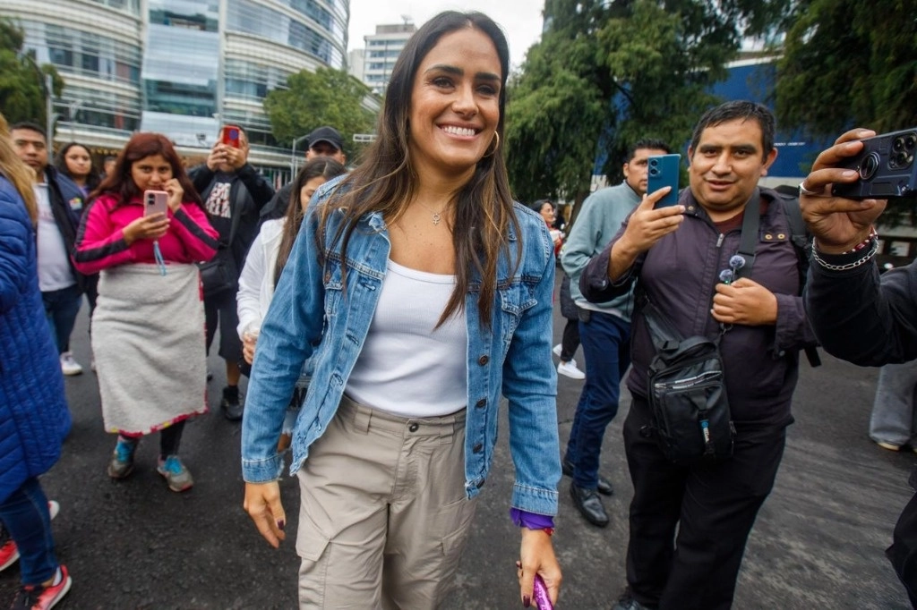 Alessandra Rojo de la Vega y un grupo de simpatizantes bloquean la Glorieta de la Diana, para protestar por la anulación de las elecciones en la alcaldía Cuauhtémoc, en la Ciudad de México, el 2 de septiembre de 2024. Foto Pablo Ramos



