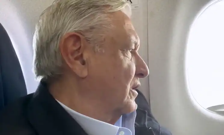 El presidente Andrés Manuel López Obrador durante el vuelo con destino a Oaxaca, el 20 de marzo de 2020. Foto tomada de Twitter @lopezobrador_
