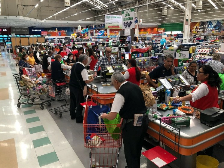 Compras en una tienda departamental de la colonia Del Valle. Foto Pablo Ramos