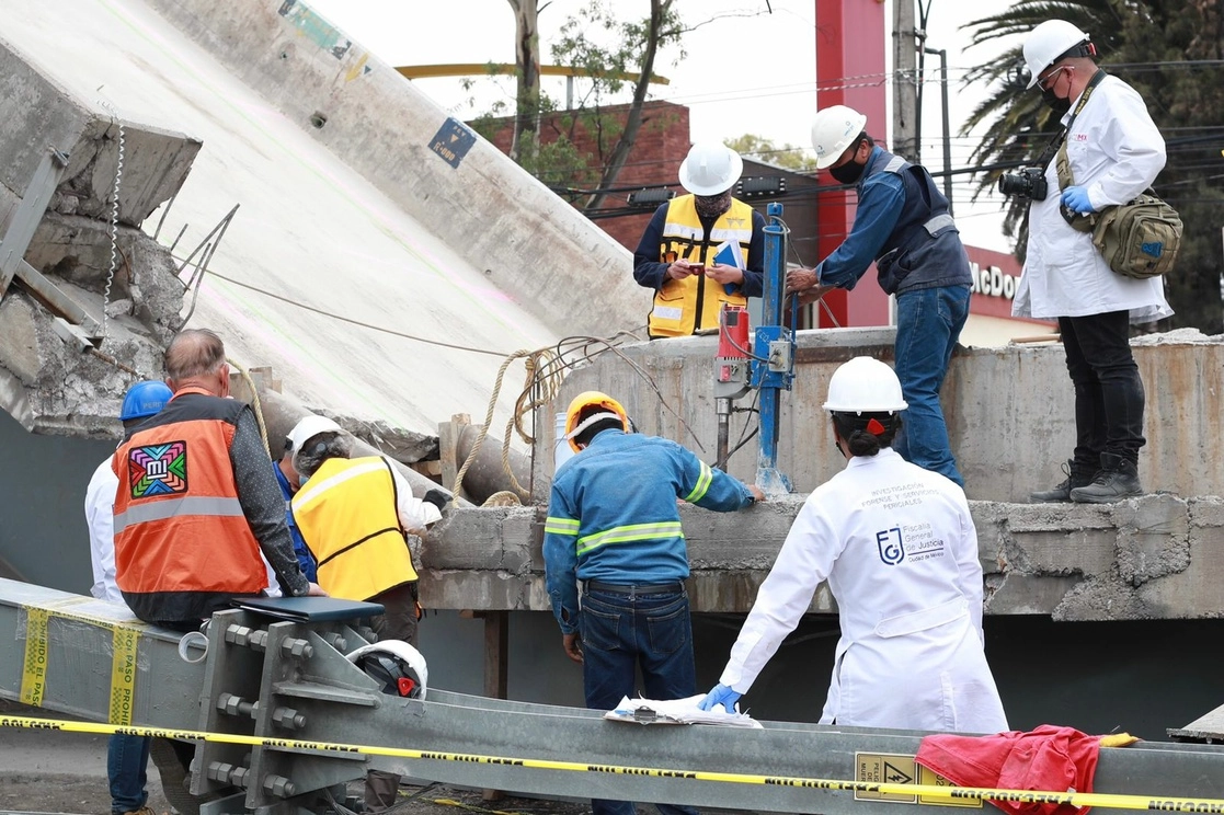 Personal de la Fiscalía General de Justicia de la CDMX del área de investigación forense y servicios periciales recaban información de las columnas y estructuras que colapsaron en la Línea 12 del Metro cerca de la estación los Olivos. Fotos Luis Castillo 