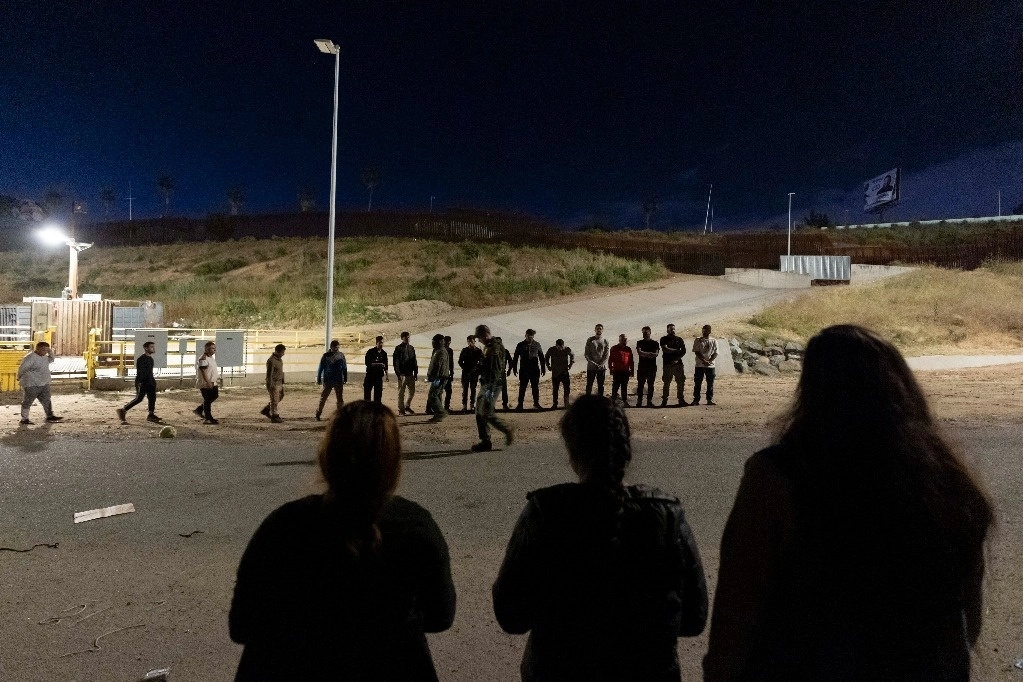 Migrantes hacen fila a lo largo de los muros fronterizos que separan Tijuana y San Diego, para solicitar asilo ante las autoridades estadunidenses. Foto Ap / Archivo