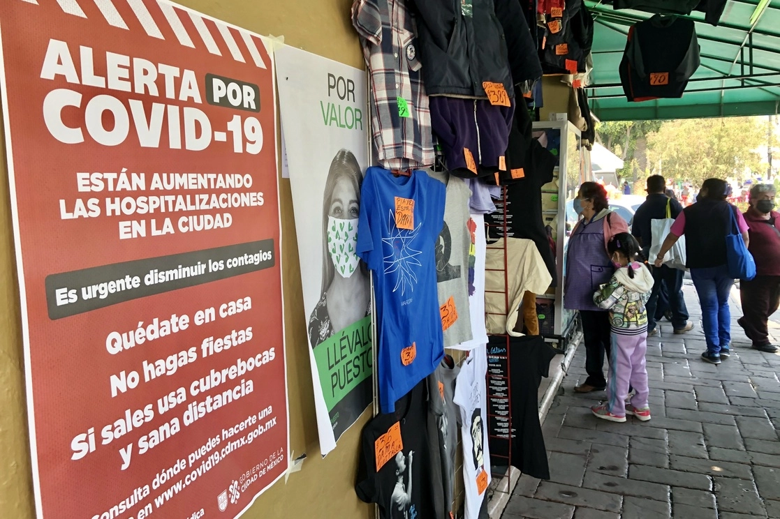 Compras en un mercado de Xochimilco, en la Ciudad de México. Foto Luis Castillo / Archivo