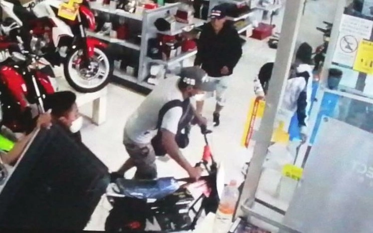 Saqueo el pasado 25 de marzo a una tienda ubicada en avenida de Los Patos, en el barrio Herreros, Chimalhuacán. Foto 'La Jornada'