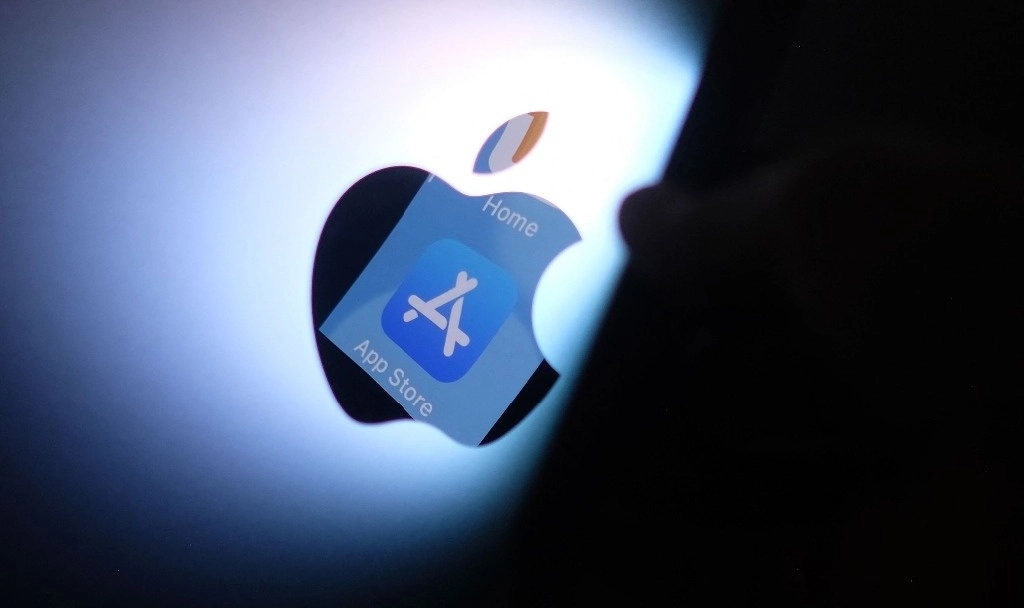 Esta fotografía ilustrativa muestra el logotipo de la tienda de aplicaciones de Apple reflejado desde un iPhone en la parte posterior de una iMac en Los Ángeles, en imagen de archivo. Foto Afp