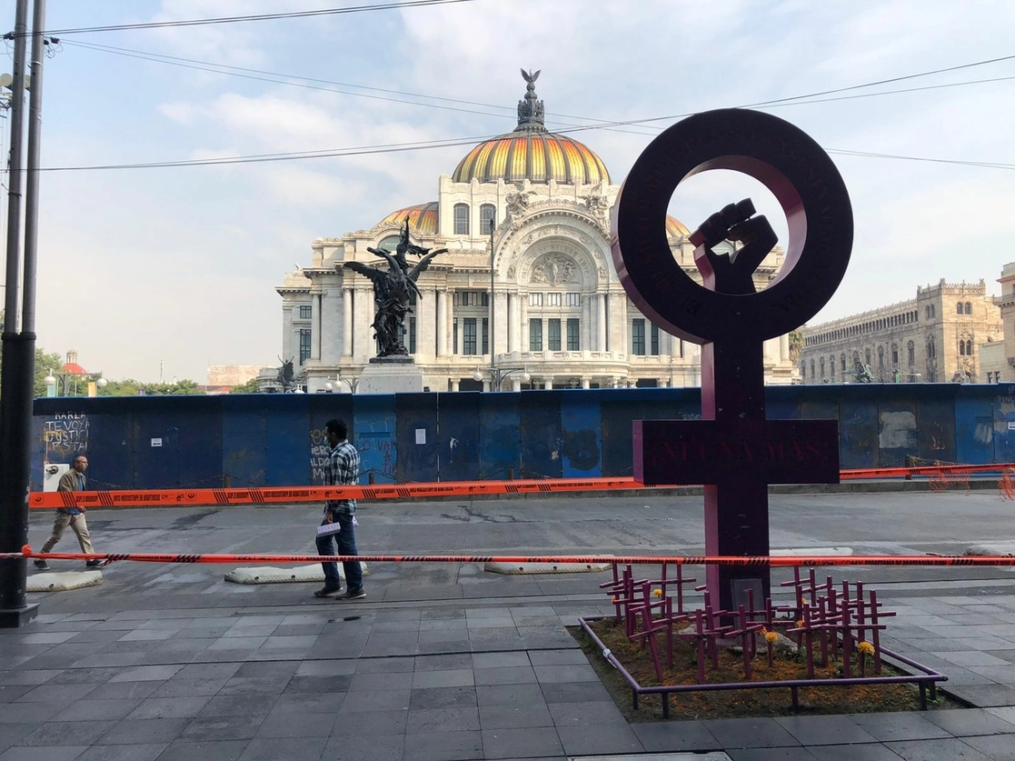 Estructuras metálicas protegen edificios, negocios y monumentos, debido a las marchas feministas en la Ciudad de México, en el marco del Día Internacional de la Eliminación de la Violencia contra la Mujer, el 25 noviembre de 2021. Foto Luis Castillo