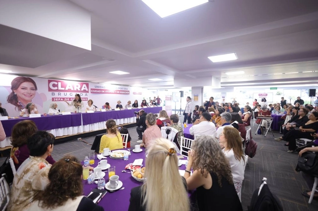 Ante académicas e investigadoras, la candidata a la jefatura de Gobierno, por la coalición Sigamos Haciendo Historia, Clara Brugada, afirmó que la Ciudad de México debe seguir siendo el espacio científico y tecnológico más importante del país. Imagen tomada del Facebook de la candidata