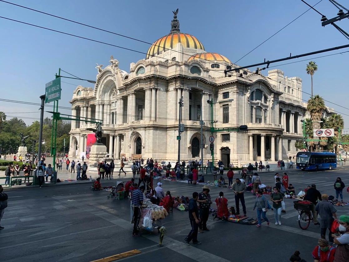Comerciantes bloquearon el 10 de diciembre pasado el Eje Central Lázaro Cárdenas, a la altura de la calle 5 de Mayo, en exigencia de espacios donde puedan vender sus productos, en el Centro Histórico. Foto Alfredo Domínguez 