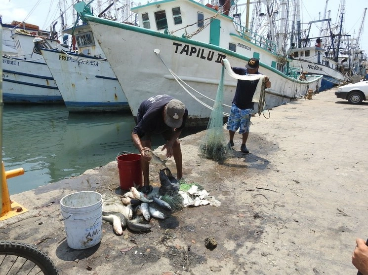 Los pescadores durante la semana anterior habían realizado bloqueos al parque industrial donde se concentran los barcos. Foto Irene Sánchez