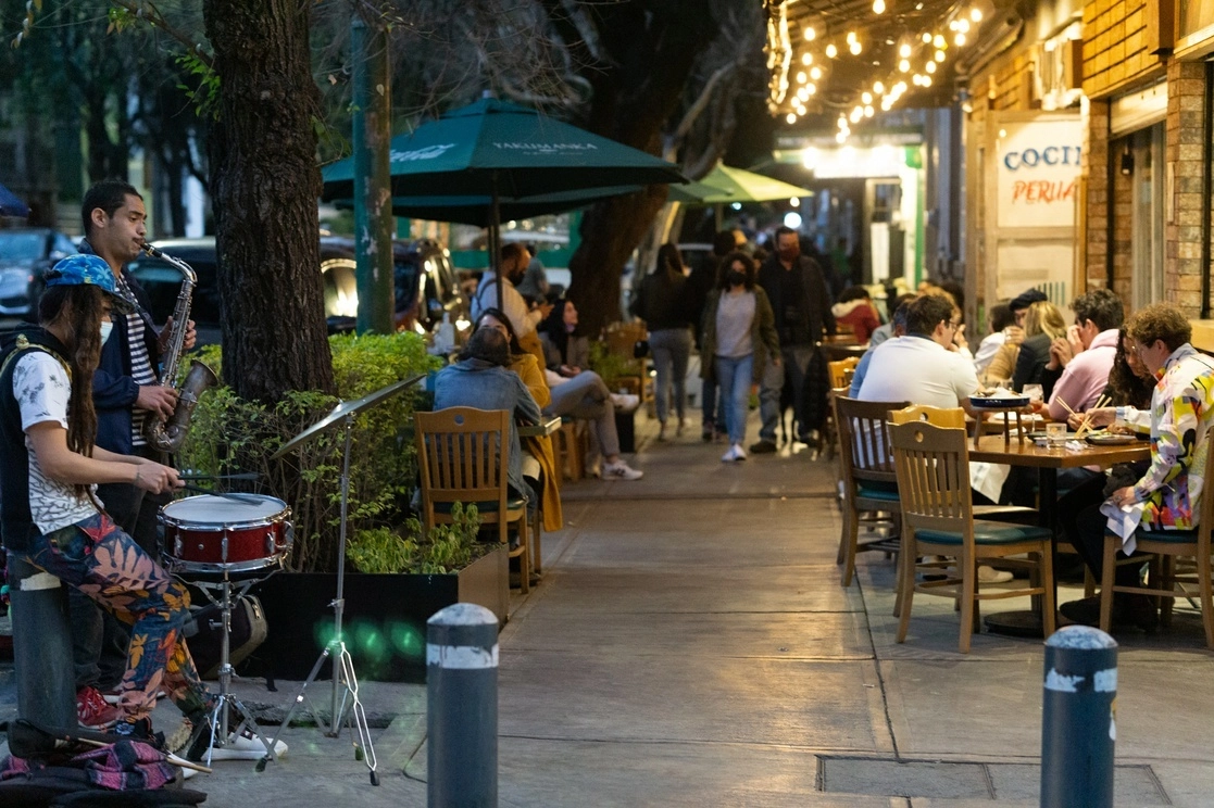 Comensales fuera de un restaurante en la Ciudad de México. Foto Pablo Ramos / Archivo