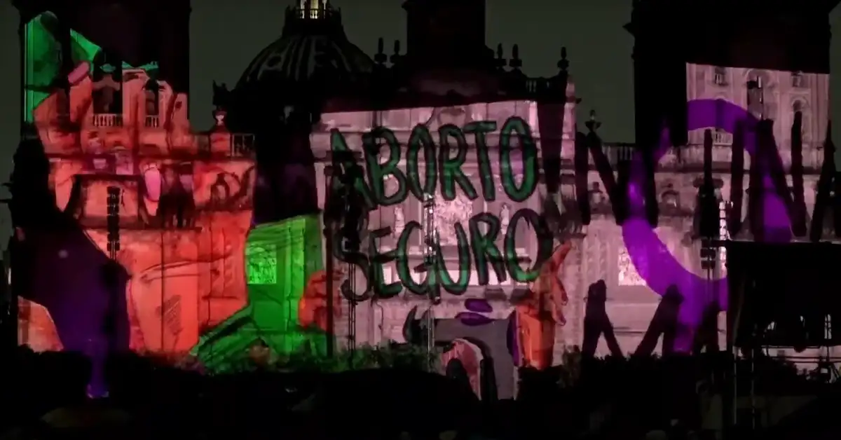 Frase que se proyecta en el espectáculo "Memoria luminosa" que generó descontento en la Arquidiócesis de México. Foto tomada de 