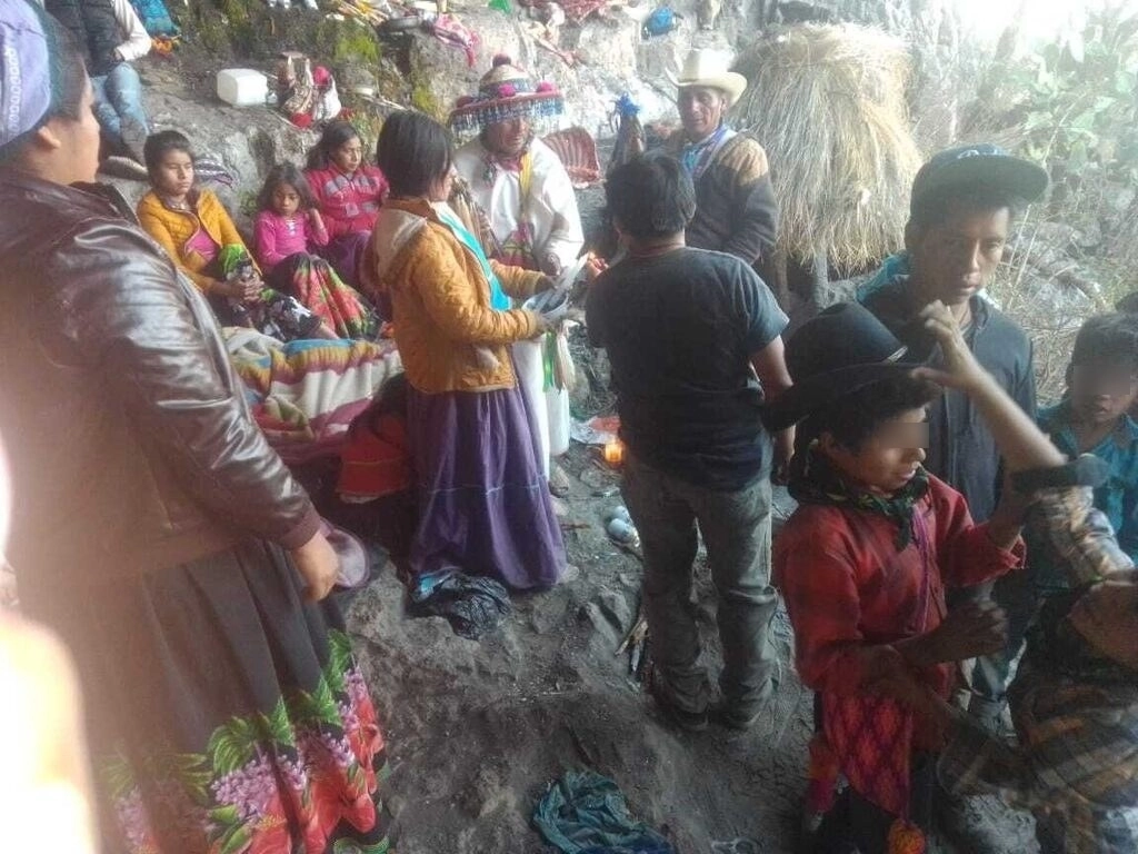 Indígenas wixárikas en la comunidad de San Andrés Cohamiata. Foto La Jornada  