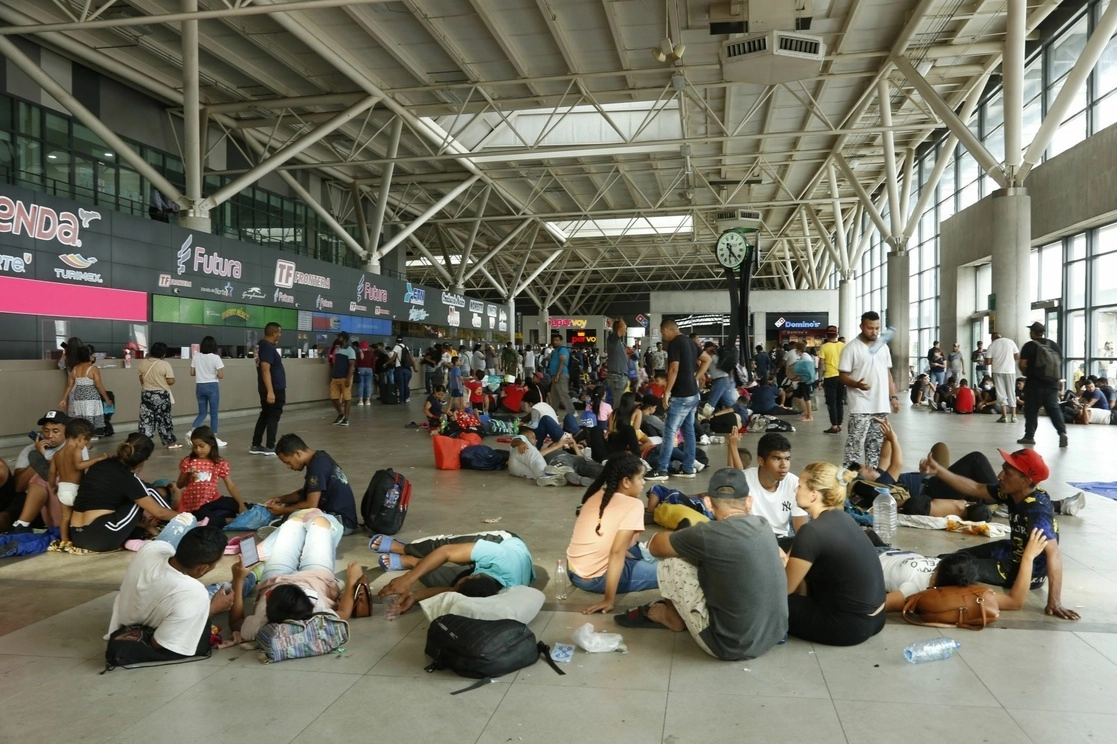La Comisión Estatal de Derechos Humanos demandó la intervención del INM y la Profeco para que atienda la presunta discriminación que sufrieron miles de migrantes que quedaron varados en la Central de Autobuses de Monterrey. Foto Cuartoscurro / Archivo