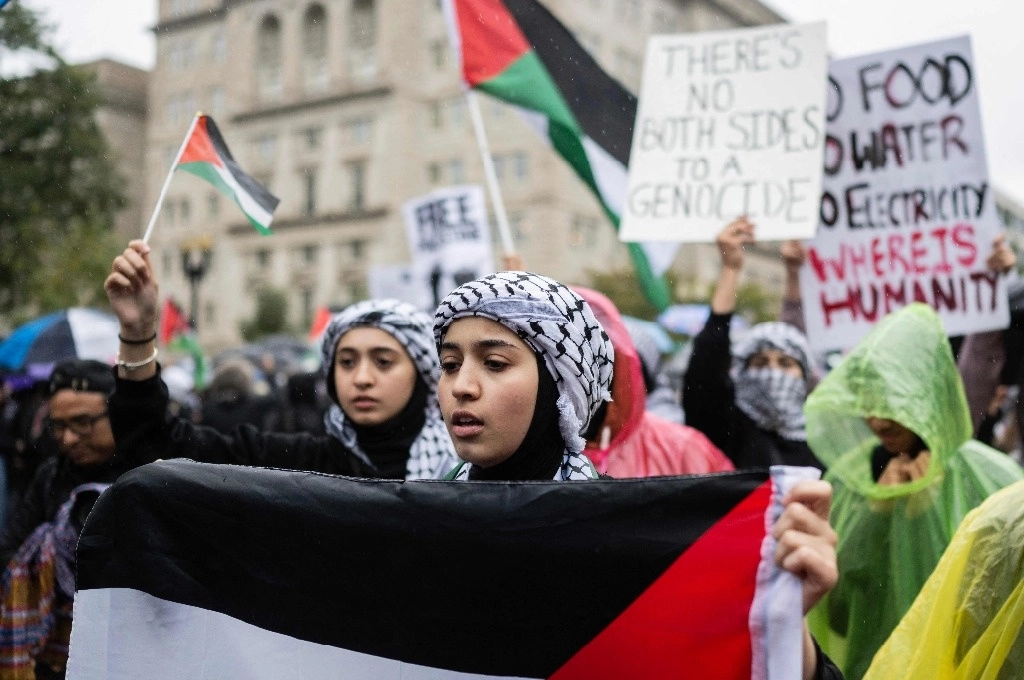 Este sábado, miles de personas en el mundo pidieron un alto a la guerra de Israel con Palestina. Foto Afp